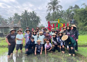 Dua srikandi muda yang berhasil raih Juara 1 Indonesia Marketing Associations UMKM Award 2024