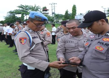 Antisipasi Terjadinya Pelanggaran, Propam Polres Lampung Utara Periksa Handphone Anggota
