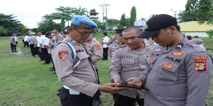 Antisipasi Terjadinya Pelanggaran, Propam Polres Lampung Utara Periksa Handphone Anggota