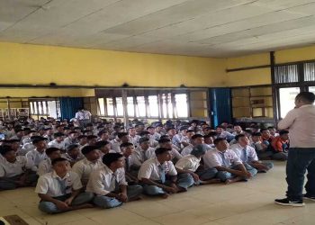 Sinergi TNI, Polri Gelar Pembekalan Kesehatan dan Narkoba Kepada Siswa SMAN 1 Ketungau Hulu