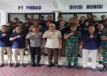 Kasad Dampingi Menhan RI Kunjungi SMA Taruna Nusantara dan PT Pindad