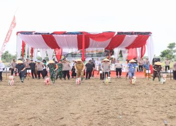 Ikuti Penanaman Jagung Serentak 1 Juta Hektar, Polres Tulang Bawang Juga Gelar Bakti Kesehatan Dan Pembagian Bansos