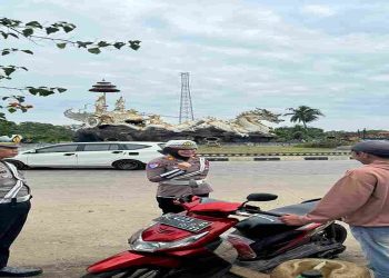 Personil Sat Lantas Polres Tulang Bawang Barat Lakukan Strong Point Berikan Kelancaran Lalin