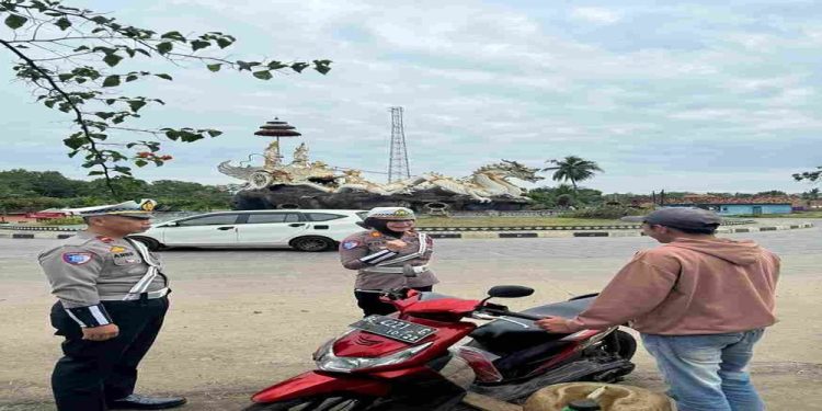 Personil Sat Lantas Polres Tulang Bawang Barat Lakukan Strong Point Berikan Kelancaran Lalin