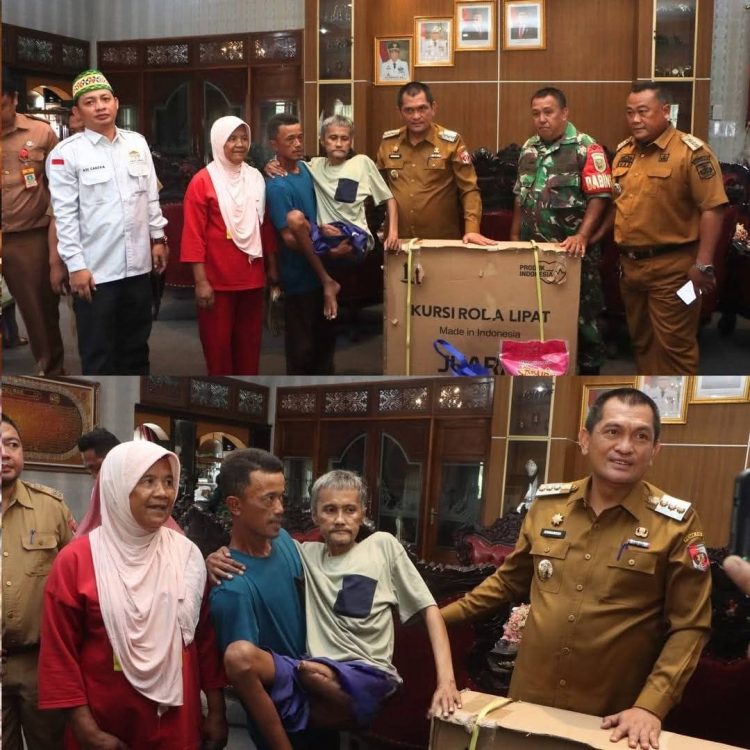 Penyerahan Bantuan Kursi Roda oleh Pj. Bupati Lampung Utara kepada Warga Desa Sumber Agung