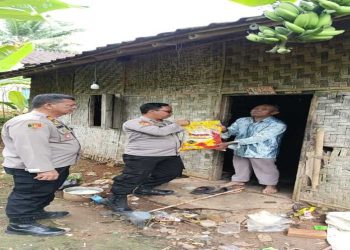 Polres Lampung Utara Berikan Bantuan Beras Kepada Masyarakat di Kecamatan Abung Tengah