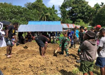 Peduli Duka Masyarakat, Satgas Yonif 131/BRS Bantu Prosesi Pemakaman Masyarakat Kampung Yamara