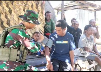 Satgas Yonif 131/Brajasakti Bantu Kesulitan Masyarakat Perbatasan.