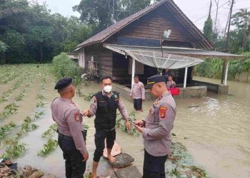 Kapolres Tulang Bawang Barat, Cek Langsung Banjir Di Tiyuh Pulung Kencana dan Berikan Pelayanan kesehatan