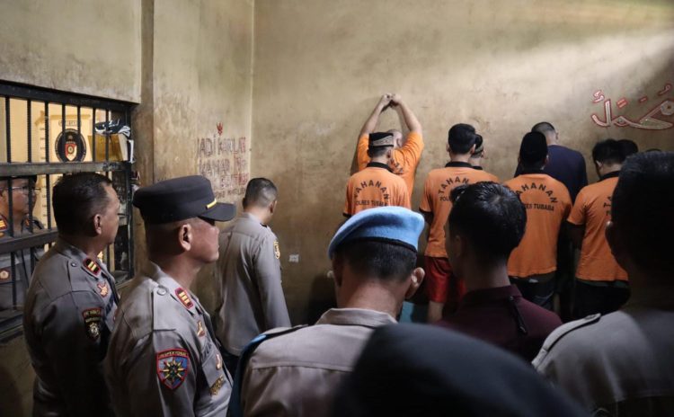 Cek Ruang Tahanan, Plh Kapolres Tulang Bawang Barat Tekankan Jaga Kebersihan Dan Kesehatan