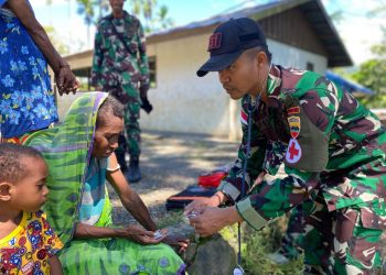 Wujud Kepedulian Satgas Yonif 131/BRS Berikan Sembako dan Pelayanan Kesehatan Gratis Masyarakat Perbatasan Papua