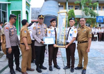 Kapolres Lampung Utara Serahkan Piala Bergilir Kepada Siswa SMA Kemala Bhayangkari