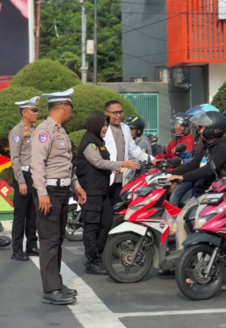 Polda Lampung Bagikan Suplemen Vitamin Untuk Pengendara Di Bundaran Tugu Adipura