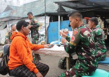 Fasilitas Kesehatan Jauh, Satgas Yonif 323 Kostrad Gelar Pelayanan Kesehatan Gratis