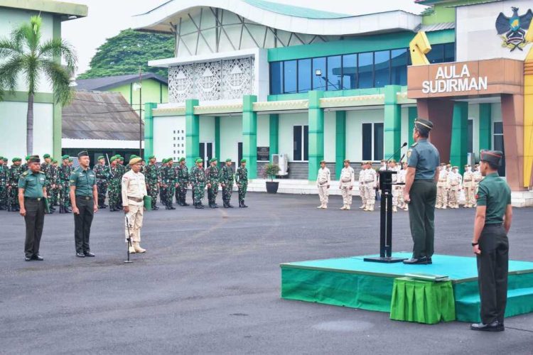 Prajurit dan PNS Korem 043/Gatam Ikuti Upacara Bulanan untuk Tingkatkan Disiplin Dan Akuntabilitas