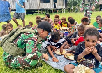 Ciptakan Kebersamaan Satgas Yonif 131/BRS Makan Siang Bersama Warga Kampung Skofro Papua.