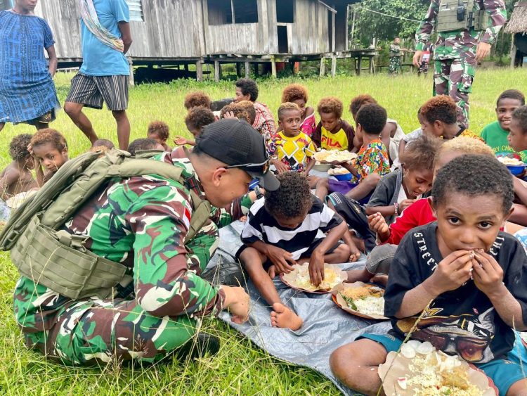 Ciptakan Kebersamaan Satgas Yonif 131/BRS Makan Siang Bersama Warga Kampung Skofro Papua.