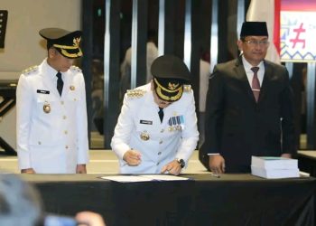 Sertijab Pj Bupati Drs. H. Aswarodi, M.Si., Dengan Bupati Lampung Utara Terpilih, Dr. Ir. H. Hamartoni Ahadis, M.Si., Dan Wakil Bupati Romli, S.Kom., S.H., M.H., Di Pimpin Oleh Gubernur Lampung 