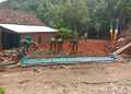 Kebahagiaan terpancar dari wajah warga Desa Subik, Kecamatan Abung Tengah, Kabupaten Lampung Utara, saat mereka melihat jalan yang tengah dibangun dalam program TNI Manunggal Membangun Desa (TMMD) Ke-123 Kodim 0412/LU. Jum'at, (21/02/2025).