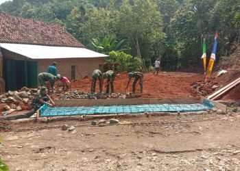 Kebahagiaan terpancar dari wajah warga Desa Subik, Kecamatan Abung Tengah, Kabupaten Lampung Utara, saat mereka melihat jalan yang tengah dibangun dalam program TNI Manunggal Membangun Desa (TMMD) Ke-123 Kodim 0412/LU. Jum'at, (21/02/2025).