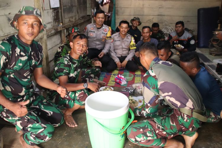 TNI/Polri Makan siang dirumah Tetangga Almarhum Pak Trimo, Rasa duka masih terasa.