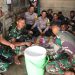 TNI/Polri Makan siang dirumah Tetangga Almarhum Pak Trimo, Rasa duka masih terasa.