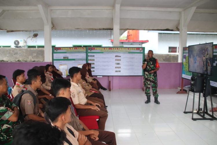 Satgas TMMD ke 123 Kodim 0412/LU Lettu Inf Sugiono Sosialisasikan Masuk TNI dihadapan Murid SMA N01 Abung Tengah