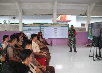 Komandan SSK Satgas TMMD ke 123 Kodim 0412/LU Lettu Inf Sugiono Sosialisasikan Masuk TNI Dihadapan Murid SMA N01 Abung Tengah.