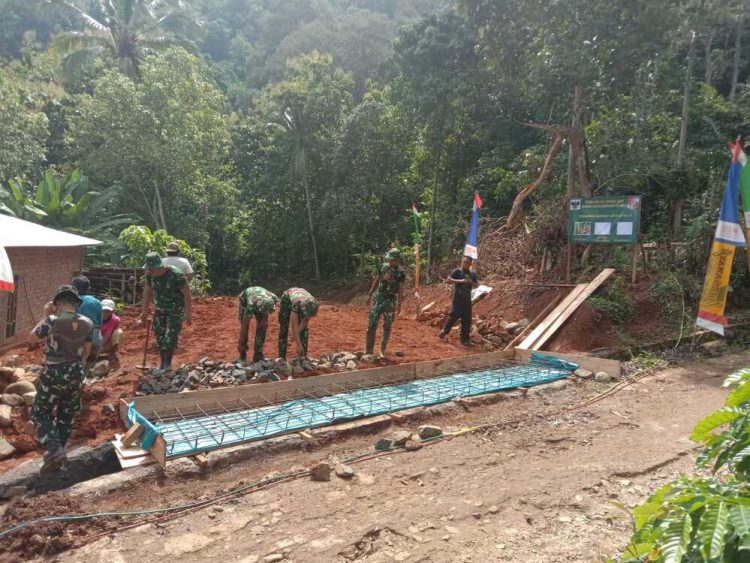Dansatgas TMMD Ke 123 Kodim 0412/LU Apresiasi Kinerja Satgas Dan Warga Desa Subik.