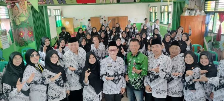 Camat Firmansyah Hadiri Pemilihan Dan Pelantikan Ketua Baru PGRI Abung Semuli.