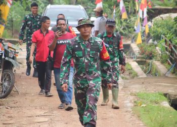 Dan SSK Lettu Inf Sugiono dampingi Dansatgas TMMD ke 123 Cek sasaran Fisik