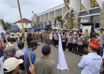 Kabag Ops Polres Lampung Utara Pimpin Pengamanan Aksi Ujuk Rasa Laskar Lampung Indonesia