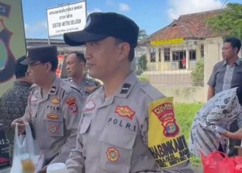 Jum’at Berkah, Polsek Metro Selatan Bagikan Nasi Kotak Kepada Pengendara