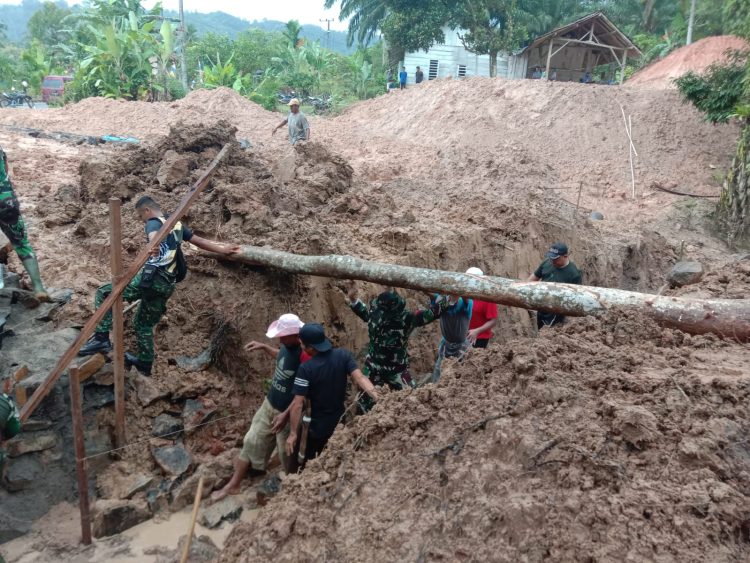 Anggota Satgas TMMD Bersama Warga Subik Tunjukan Rivalitasnya Bangun Jembatan Bambu