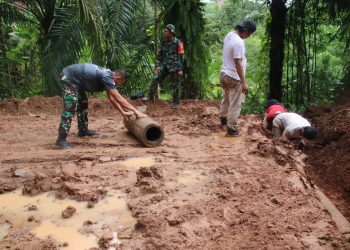 Berjibaku Dengan hujan Dan Lumpur Satgas TMMD Ke 123 Bersama Warga Tetap Semangat Pasang Buis Beton Gorong Gorong. 