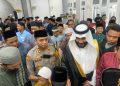 Kapolres Metro Ikuti Sholat Subuh Berjamaah Bersama Syekh Abdurrahman Al-Ausy Dari Arab Saudi