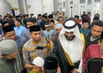 Kapolres Metro Ikuti Sholat Subuh Berjamaah Bersama Syekh Abdurrahman Al-Ausy Dari Arab Saudi