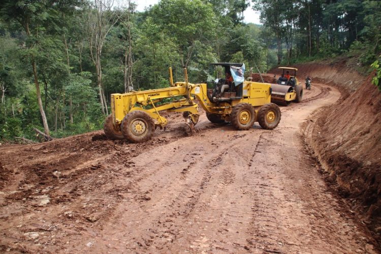 Alat Berat diterjunkan TMMD ke 123 Kodim 0412/LU di Desa Subik.