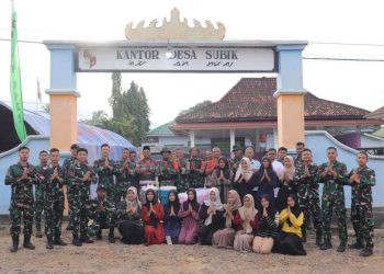Secara Humanis Edukatif Dan Inspiratif, TMMD Bersama Perangkat Desa Subik Bagi-Bagi Takjil.