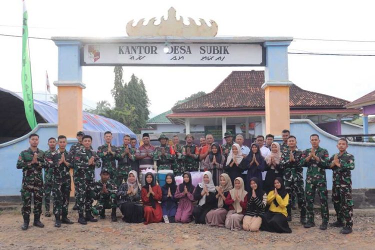 Secara Humanis Edukatif Dan Inspiratif, TMMD Bersama Perangkat Desa Subik Bagi-Bagi Takjil.