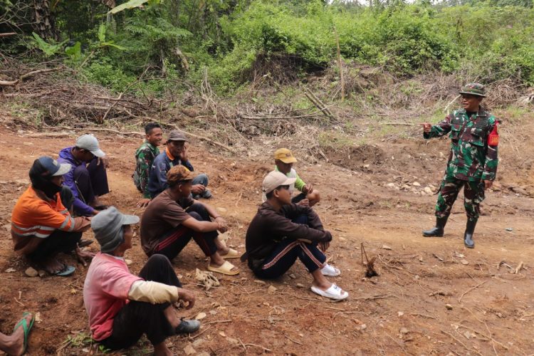 Dansatgas TMMD Ke- 123 Kodim 0412/LU Sosialisasi Rekrutmen TNI Kepada Warga “Masuk TNI Gratis Tanpa Biaya