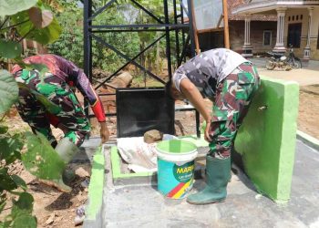 Cuaca Terik Anggota Satgas TMMD Kodim 0412/LU terus Selesaikan Pengecatan.