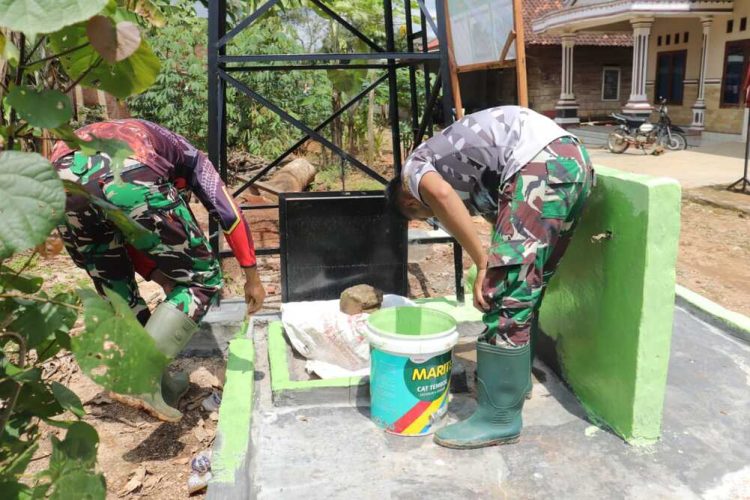 Cuaca Terik Anggota Satgas TMMD Kodim 0412/LU terus Selesaikan Pengecatan.