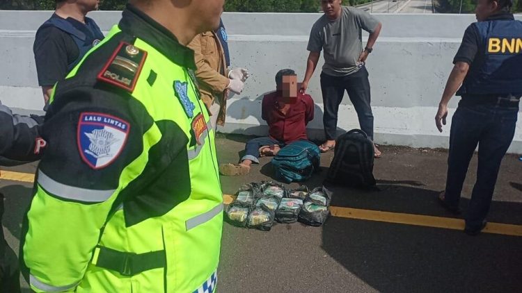 BNNP Dan PJR Polda Lampung Gagalkan Penyelundupan 15 Kg Sabu Di Tol Terpeka