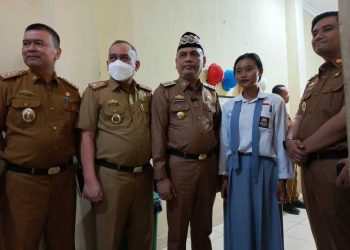 Tungguin Orang Tua Sakit, Alia Berseragam Sekolah Tak Sangka Dapat Berkah Kuliah Gratis Dari Walikota