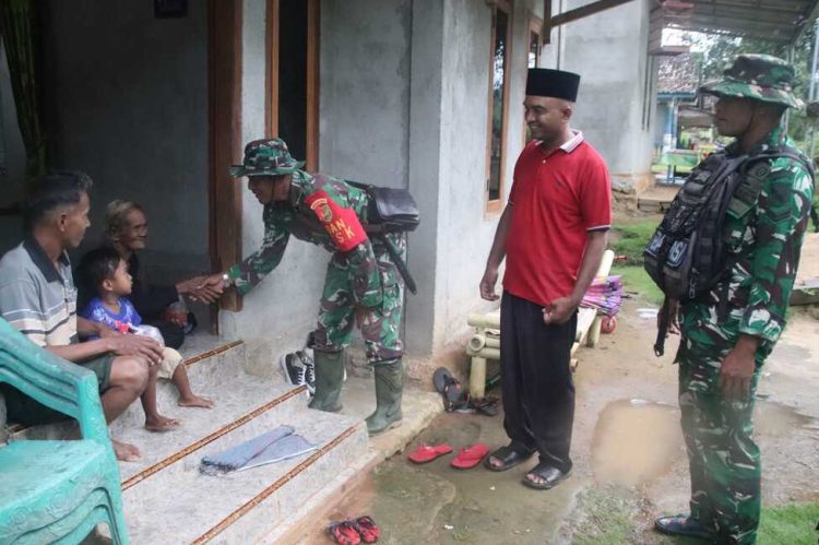 Ciptakan Kebersamaan Di Bulan Ramadhan satgas TMMD Ke-123 Kodim 0412/LU Bagikan Takjil Gratis 