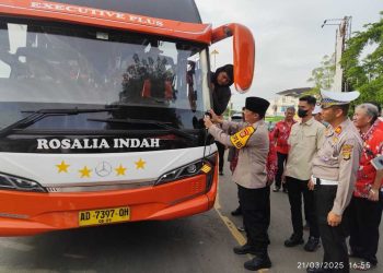 Polres Lampung Utara Sosialisasikan dan Pasang Stiker Hotline Mudik Polri 110