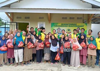 Ormas GBC Korda Metro Berbagai Tali Asih Di Lingkungan Sekretariat 