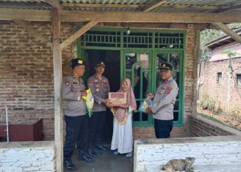 Jumat Berkah, Jajaran Polres Lampung Utara Berikan Bansos Kepada Masyarakat