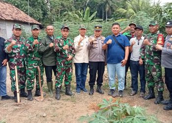 Camat Dan Kades Kembang Tanjung Apresiasi Gapoktan Bagikan Ratusan Bibit Kakao Secara mandiri ke warga 